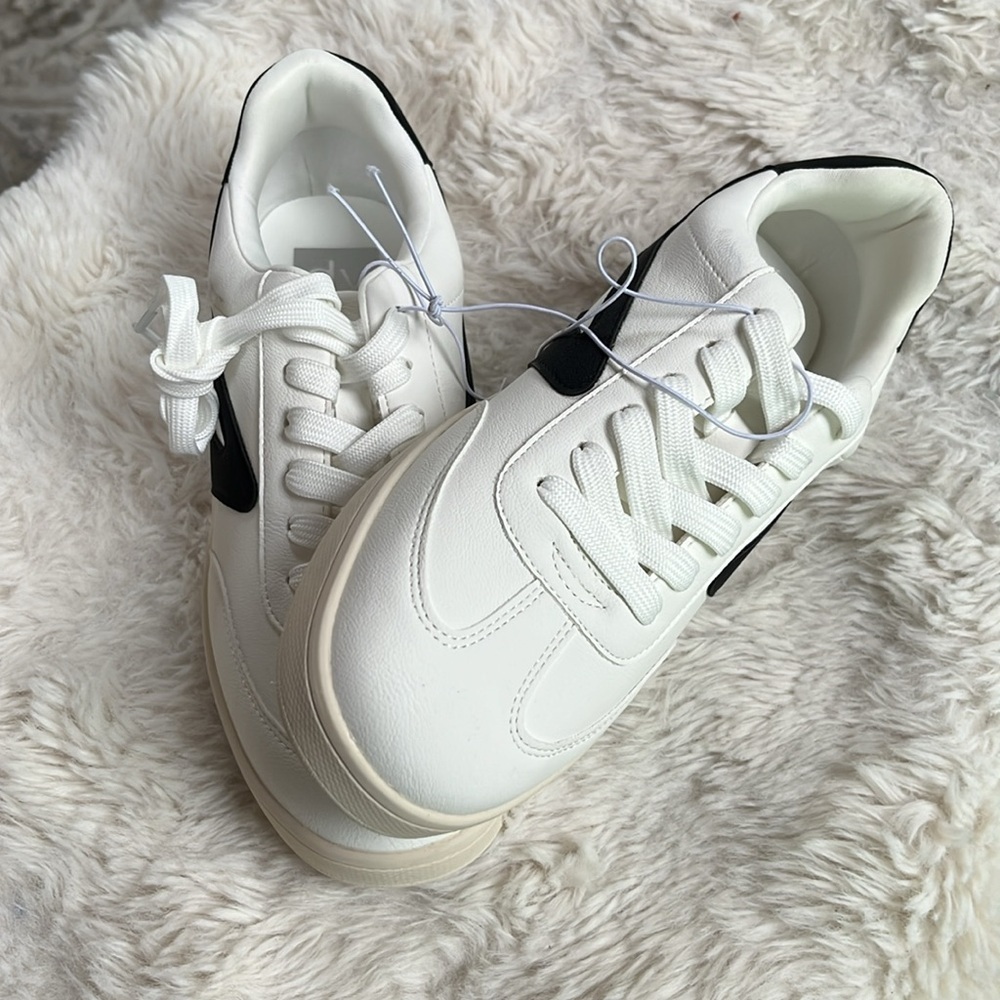 NWT/NIB DV by Dolce Vita Ladies Classic Vasser Sneaker Shoe Size 8, ladies.